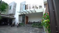 <p>Rumah aktor senior Indonesia Ari Wibowo terletak di Jakarta Selatan. Sempat muncul di akun YouTube Andre Taulany, ia pun bercerita sudah 14 tahun tinggal di rumah ini. (Foto: YouTube/Taulany TV)</p>