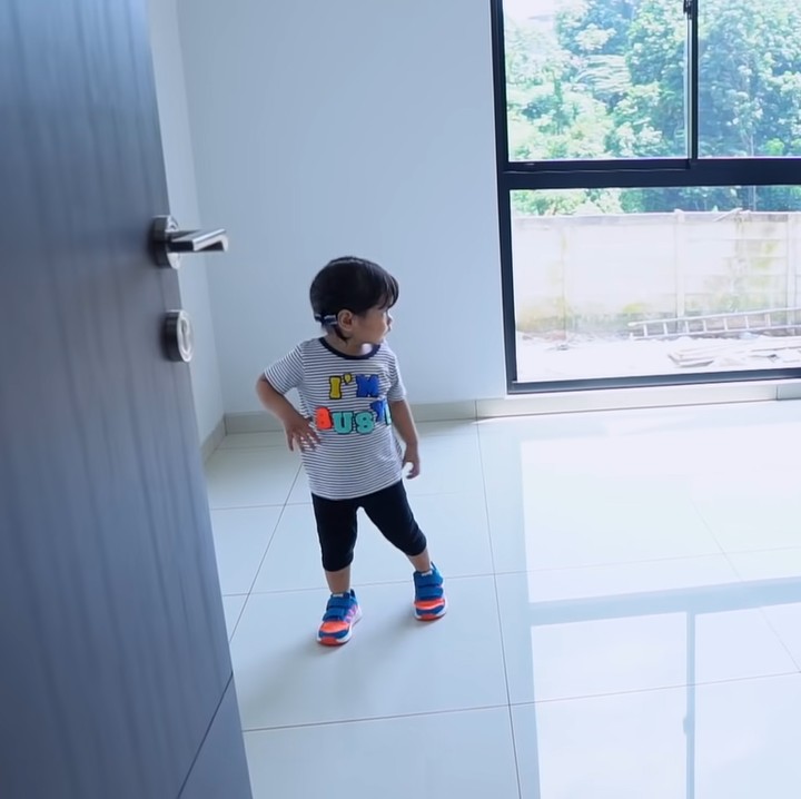 <p>Selain ruang keluarga dan dapur, terdapat satu kamar di lantai bawah rumah Caca Tengker yang kemudian 'disulap' jadi ruang bermain untuk kedua anaknya. (Foto: YouTube/Caca Tengker)</p>
