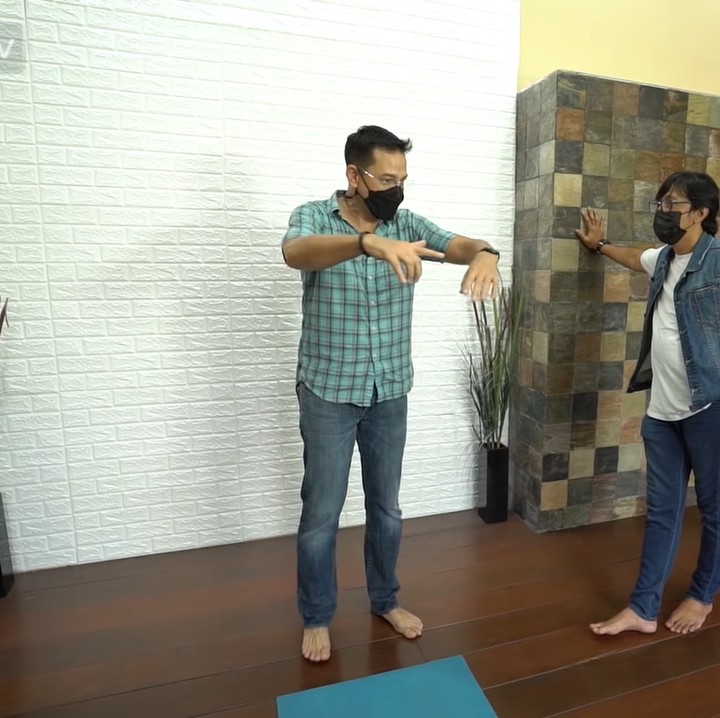 <p>Selain untuk olahraga, ruang gym di rumah Ari Wibowo ini pun kerap digunakan Inge Anugrah untuk shooting konten olahraga di kanal YouTube pribadinya. (Foto: YouTube/Taulany TV)</p>