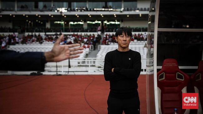 Shin Tae Yong beberapa kali protes ke wasit dalam laga Indonesia vs Thailand, Kamis (29/12), termasuk mempertanyakan tingkah Alexandre Polking.