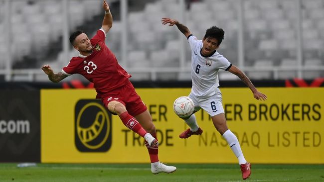 Indonesia unggul lebih dahulu pada awal babak kedua lewat gol penalti Marc Klok pada menit ke-50 dalam duel Piala AFF di SUGBK, Kamis (29/12).