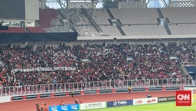 Viral Suporter Naik Pengeras Suara di SUGBK Dikecam Netizen