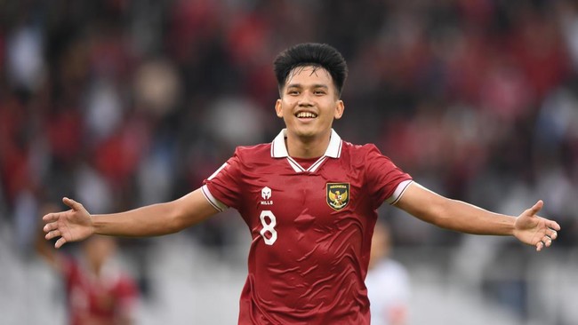 Shin Tae Yong jatuh lemas setelah Witan Sulaeman gagal memanfaatkan peluang emas pada menit ke-39 dalam duel di Piala AFF 2022.