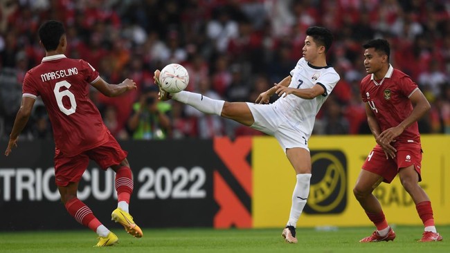 Penyerang Timnas Indonesia Ilija Spasojevic ngamuk dan menendang papan iklan yang berada di pinggir lapangan saat melawan Kamboja di Piala AFF 2022.