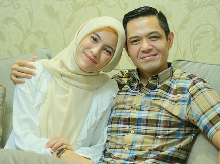7 Potret Mesra Dude Harlino dan Alyssa Soebandono, Tepis Isu Cerai