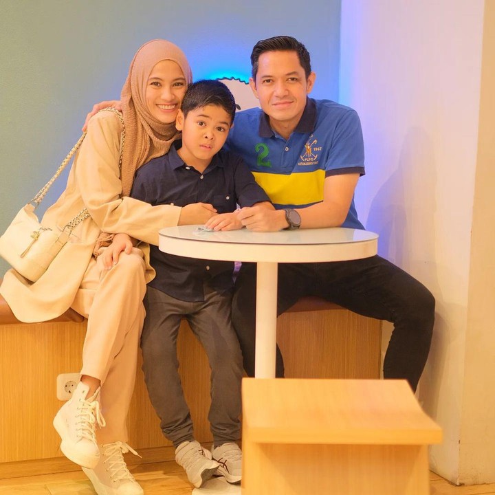 <p>Dude pun menepis isu peceraian tersebut dengan mengunggah beberapa potret bersama Icha dan anak-anak mereka, Bunda. "<em>Family comes first. Ma Syaa Allah Tabarakallah. </em>Semoga Allah Ta'ala selalu menjaga keluarga kita semua, aamiin Ya Allah," tulisnya, dikutip dari <em>Instagram@dude2harlino. </em>Tak tanggung-tanggung Dude juga menambahkan tagar #<em>janganpercayahoax.</em> (Foto: Instagram@dude2harlino)</p>