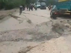 Jalan Trans Sulawesi di Majene Amblas, 1 Truk Terperosok-Lalin Ditutup