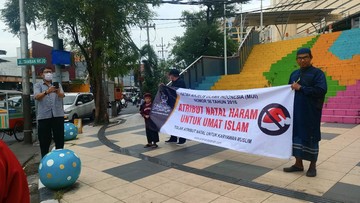Kelompok yang menamakan dirinya Jemaah Ansyaru Syariah membentangkan spanduk bernada intoleran di Surabaya. Polisi lantas membubarkannya.
