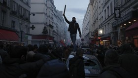 FOTO: Chaos di Paris Gegera Demo Potes Penembakan Suku Kurdi Rusuh