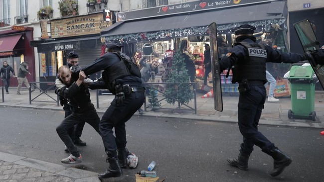 FOTO: Chaos di Paris Gegera Demo Potes Penembakan Suku Kurdi Rusuh