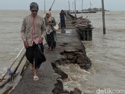 Sejumlah Rumah Kampung Makam Syekh Mudzakir Demak Hancur Diterjang Ombak