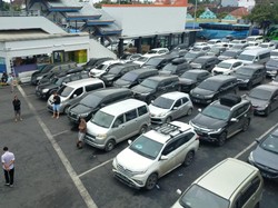 Pelabuhan Ketapang Dipadati Kendaraan Jelang Nataru