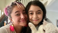 <p>Marshanda dan Sienna pun menyukai beberapa hal yang sama, Bunda. Salah satunya adalah sama-sama senang memelihara kucing kesayangan mereka yang satu ini. (Foto: Instagram@marshanda99)</p>
