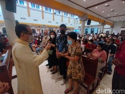 Pandemi Landai, Misa Natal di Gereja Surabaya Dihadiri Ribuan Jemaat