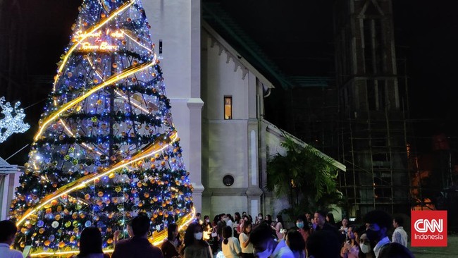 Gubernur Sulsel bersama Kapolda Sulsel dan Pangdam Hasanuddin meninjau langsung pengamanan pelaksanaan ibadah Natal di gereja Katedral Makassar.