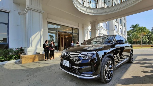 Politikus Gerindra Fadli Zon menjajal mobil listrik VinFast asal Vietnam yang sudah mengekspor ratusan mobil ke AS.
