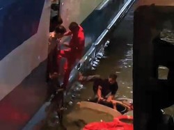 Momen Dramatis Penyelamatan Penumpang Mobil Tercebur ke Laut di Merak