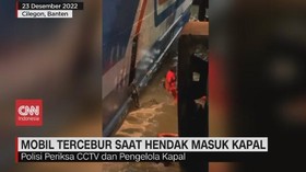 VIDEO: Mobil Tercebur Saat Hendak Masuk Kapal, Polisi Duga Kelalaian