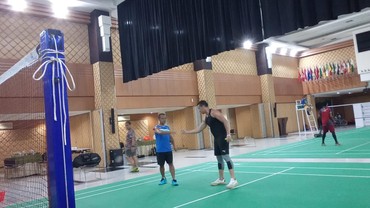 img-title Menteri Bahlil Ajak Samuel Rizal Adu Bulutangkis demi Cari Keringat