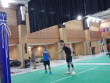 Menteri Bahlil Ajak Samuel Rizal Adu Bulutangkis demi Cari Keringat