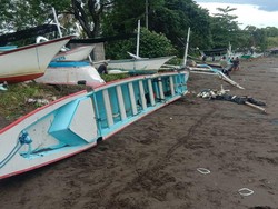 Jukung Nelayan di Pantai Lovina Rusak Parah Dihantam Gelombang