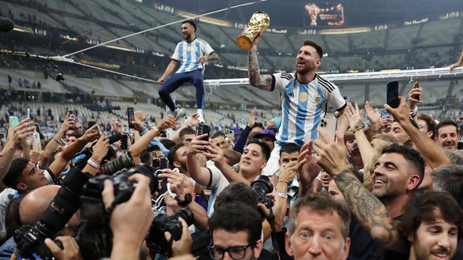 Cerita Lucu Messi Pegang Rekor Foto dengan Like Terbanyak Lionel Messi punya cerita lucu saat fotonya bersama trofi Piala Dunia memecahkan rekor sebagai foto dengan jumlah like terbanyak.