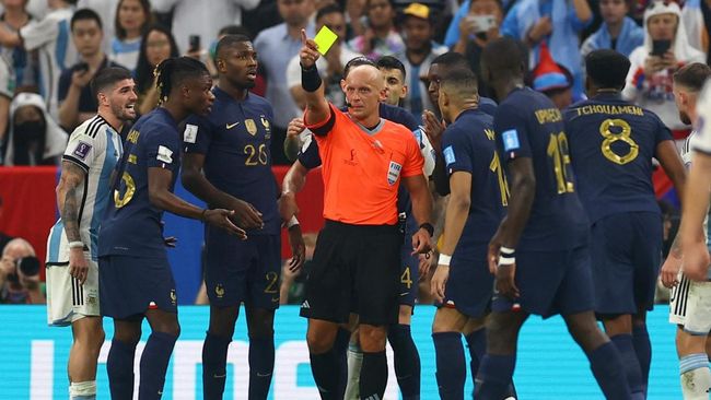 Wasit Szymon Marciniak memberikan balasan menohok kepada publik Prancis usai dituding membela Argentina di final Piala Dunia 2022.