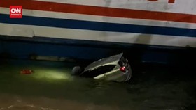 VIDEO: Penampakan Mobil Jatuh ke Laut di Pelabuhan Merak Banten
