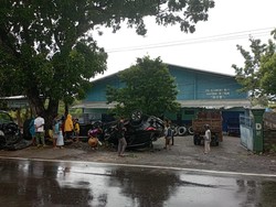 Ngantuk, Sopir Fortuner Tabrak Pikap Parkir di Lombok