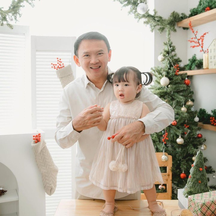 <p>Potret lain yang dibagikan Ahok dan istri adalah kebersamaan mereka dengan kedua anaknya. Ahok terlihat sangat bahagia saat berpose dengan sang putri, Sarah. (Foto: Instagram @btpnd)</p>