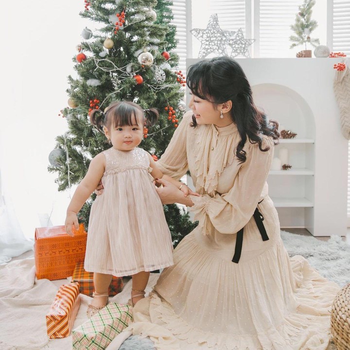 <p>Puput juga mengunggah potretnya dengan si bungsu, Sarah. Dalam unggahan itu, Puput menuliskan perasaannya memiliki putri menggemaskan seperti Sarah. "Terimakasih Tuhan Yesus atas Anugerah Terindah-Mu di titipkan Sarah untuk menghiasi dan penyemangat hidup kami," tulisnya. (Foto: Instagram @btpnd)</p>