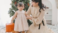 <p>Puput juga mengunggah potretnya dengan si bungsu, Sarah. Dalam unggahan itu, Puput menuliskan perasaannya memiliki putri menggemaskan seperti Sarah. "Terimakasih Tuhan Yesus atas Anugerah Terindah-Mu di titipkan Sarah untuk menghiasi dan penyemangat hidup kami," tulisnya. (Foto: Instagram @btpnd)</p>