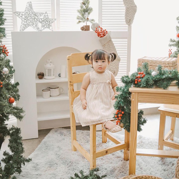 <p>Berbeda dengan sang kakak, Sarah tampak duduk di kursi sambil menoleh ke kamera. Banyak netizen bilang anak bungsu Ahok ini terlihat sangat menggemaskan saat mengenakan dress princess di hari Natal. (Foto: Instagram @btpnd)</p>