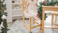 <p>Berbeda dengan sang kakak, Sarah tampak duduk di kursi sambil menoleh ke kamera. Banyak netizen bilang anak bungsu Ahok ini terlihat sangat menggemaskan saat mengenakan dress princess di hari Natal. (Foto: Instagram @btpnd)</p>