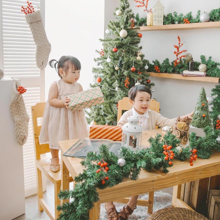 <p>Potret Yosafat dan Sarah yang merayakan Natal dibagikan Ahok dan istrinya di Instagram. Dua Anak Ahok ini kompak mengenakan pakaian bernuansa putih dan cokelat krem. (Foto: Instagram @btpnd)</p>