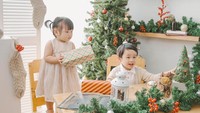 <p>Potret Yosafat dan Sarah yang merayakan Natal dibagikan Ahok dan istrinya di Instagram. Dua Anak Ahok ini kompak mengenakan pakaian bernuansa putih dan cokelat krem. (Foto: Instagram @btpnd)</p>