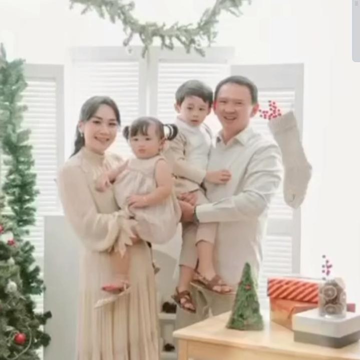 <p>Perayaan Natal tahun ini terasa begitu berkesan bagi keluarga Basuki Tjahaja Purnama atau akrab disapa Ahok. Pria 56 tahun ini merayakan Natal bersama istrinya, Puput Nastiti Devi, dan kedua anaknya, Yosafat Abimanyu Purnama dan Sarah Eliana Purnama. (Foto: Instagram @btpnd)</p>