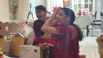 DIMAS ANGGARA RAYAKAN NATAL BERSAMA KELUARGA NADINE