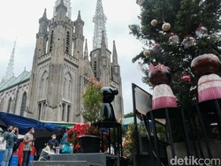 Penampilan Santa Claus Hibur Jemaat Anak-anak Gereja Katedral Jakarta