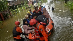 Rumah Dikepung Banjir, Jenazah Warga Makassar Dievakuasi Perahu Karet