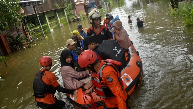 Jenazah dibawa menggunakan perahu karet lantaran akses jalan keluar rumah duka terkepung banjir setinggi dua meter di Kecamatan Manggala, Makassar.