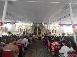 1.600 Jemaat Ikuti Misa Pontifikal di Katedral Jakarta, Padati Halaman Gereja