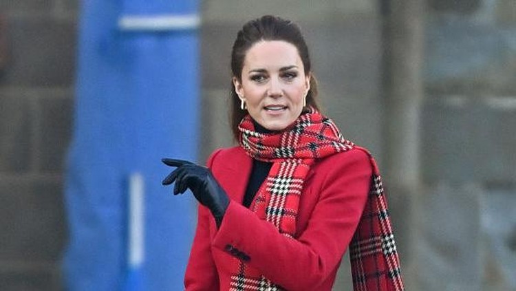 Britain's Prince William, Duke of Cambridge and Britain's Catherine, Duchess of Cambridge attend the Together At Christmas community carol service at Westminster Abbey in London on December 8, 2021. (Photo by Heathcliff O'Malley / POOL / AFP) (Photo by HEATHCLIFF O'MALLEY/POOL/AFP via Getty Images)