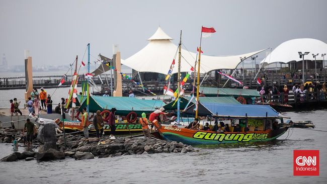 Gelombang tinggi sempat terjadi di Taman Impian Jaya Ancol, Jakarta Utara, Minggu , 25 Desember 2022 pagi. Namun, aktivitas pengunjung tak terganggu.