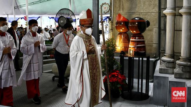 Presiden Jokowi Kunjungi Katedral Bogor di Hari Natal Jokowi disebutkan merupakan presiden pertama yang datang ke Gereja Katedral Bogor saat Natal. Kehadirannya membuat jemaat senang.