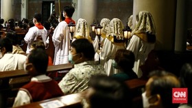 Ribuan Jemaat Padati Gereja Katedral Jakarta Ikuti Misa Malam Natal