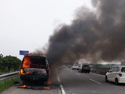 Mobil Elf Terbakar Hebat di Tol Driyorejo Arah Waru