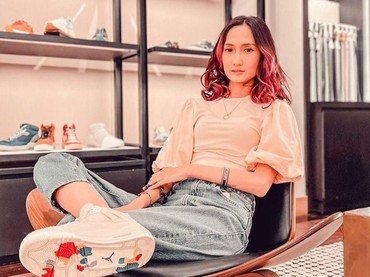 img-title Mak Vera Ngamuk Nena Ghoib Dipukul Pria Tak Dikenal Hingga Bibir Berdarah