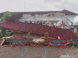 Pendopo Kecamatan Cluring Banyuwangi Ambruk