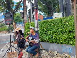 Pengamen Niat Lampu Merah: Pilihan Hidup Setelah Jadi Korban PHK